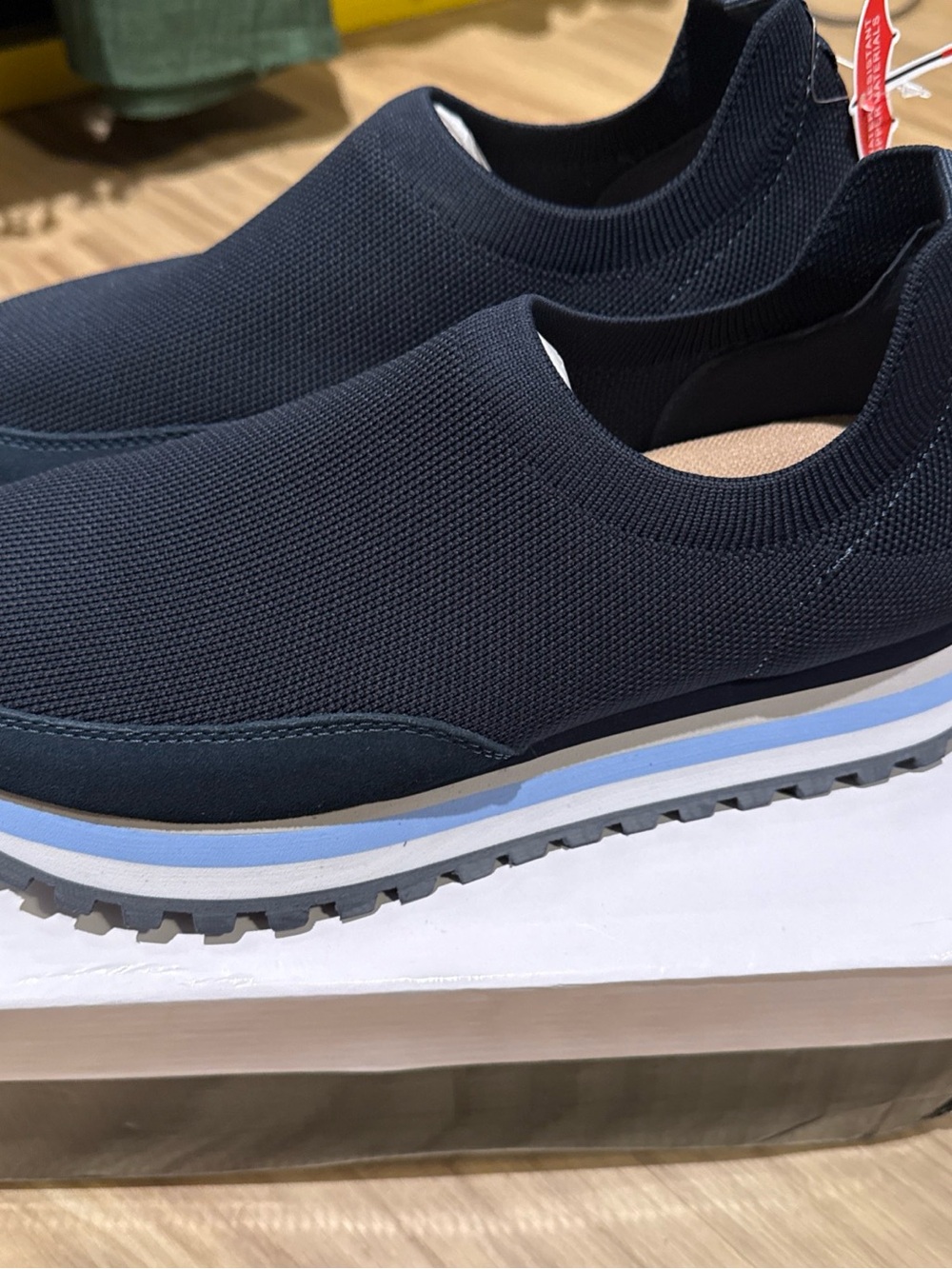 Blondo lakelyne Navy Knit Slip-On Women's Sneakers size 8.5